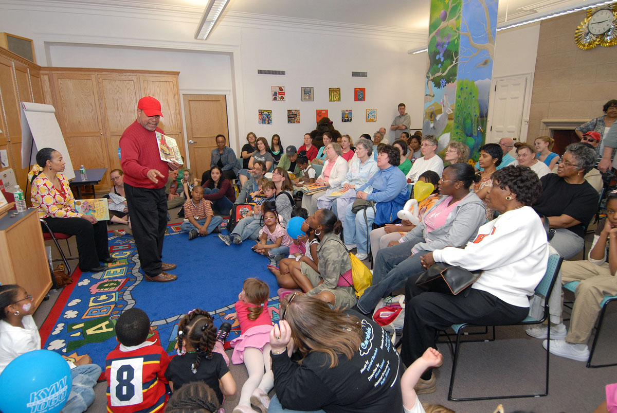 Jerry Pinkney reads to an audience of families at the 2007 Free Library Festival